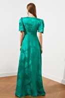 TRENDYOLMİLLA Yeşil Jakarlı Saten  Abiye & Mezuniyet Elbisesi TPRSS20AE0073