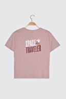 TRENDYOLMİLLA Gül Kurusu Lisanslı Snoopy Baskılı Semifitted Örme T-Shirt TWOSS21TS0038
