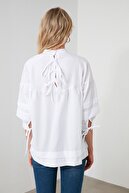 TRENDYOLMİLLA Beyaz Kol Detaylı Bluz TWOSS20BZ0544