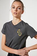 TRENDYOLMİLLA Antrasit Nakışlı Crop Örme T-Shirt TWOSS21TS0068