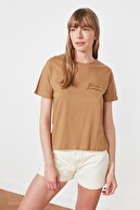 TRENDYOLMİLLA Camel Nakışlı Semi-fitted Örme T-Shirt TWOSS21TS1282