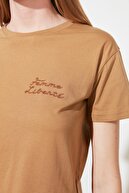 TRENDYOLMİLLA Camel Nakışlı Semi-fitted Örme T-Shirt TWOSS21TS1282
