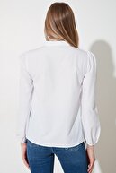 TRENDYOLMİLLA Beyaz İşleme Detaylı Gömlek TWOSS20GO0044
