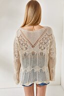 بلوز زنانه نخودی وی دیتیل آستین روباز BLZ-19002241