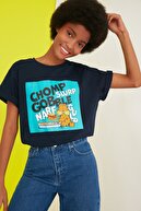 TRENDYOLMİLLA Lacivert Lisanslı Garfield Baskılı Boyfriend Örme T-Shirt TWOSS21TS0028