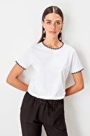 TRENDYOLMİLLA Beyaz Yakası Nakışlı Basic Örme T-shirt TWOSS19AD0085