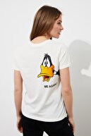 TRENDYOLMİLLA Daffy Duck Beyaz Lisanslı Sırt ve Önü Baskılı Basic Örme T-Shirt TWOSS20TS0397