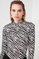 TRENDYOLMİLLA Siyah Zebra Desenli Vatkalı Çıtçıtlı Örme Body TWOSS20BD0003