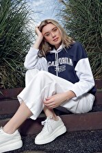 Trend Alaçatı Stili Kadın Lacivert Kapüşonlu Kanguru Cepli Yazı Baskılı Renk Bloklu Sweatshirt ALC-X7193 - 4