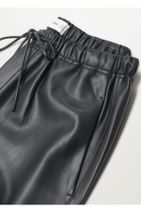 MANGO Woman Kadın Siyah Deri Görünümlü Beli Elastik Pantolon - 7