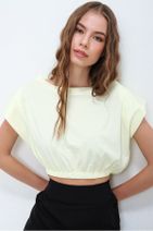 Trend Alaçatı Stili Kadın Açık Sarı Omuz Vatkalı Beli Lastikli Crop T-Shirt ALC-X5800 - 2