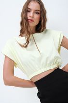 Trend Alaçatı Stili Kadın Açık Sarı Omuz Vatkalı Beli Lastikli Crop T-Shirt ALC-X5800 - 1