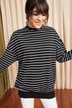 Olalook Kadın Siyah-Beyaz Yaka Detaylı Yumuşak Detaylı Salaş Sweatshirt SWT-19000188 - 1