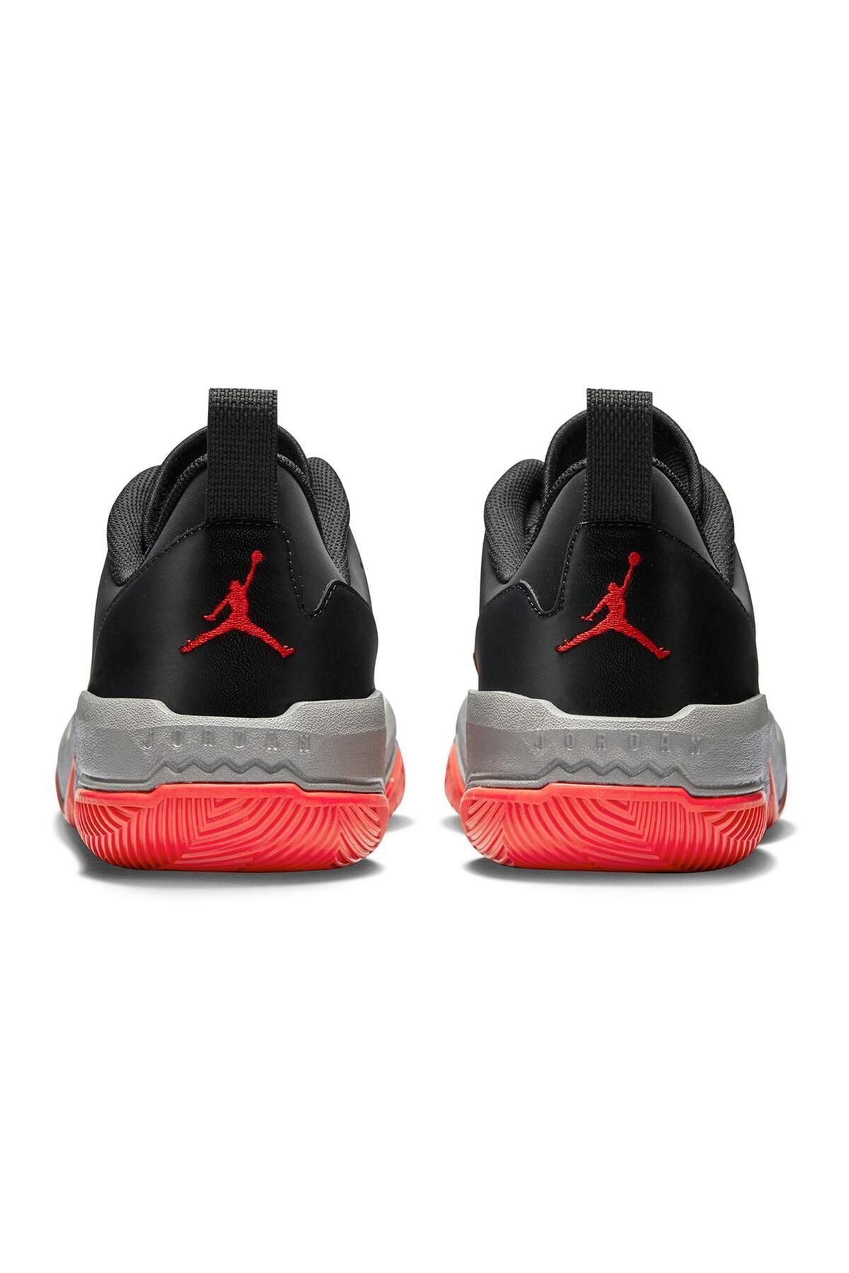 Pink and black nike basketball shoes deals