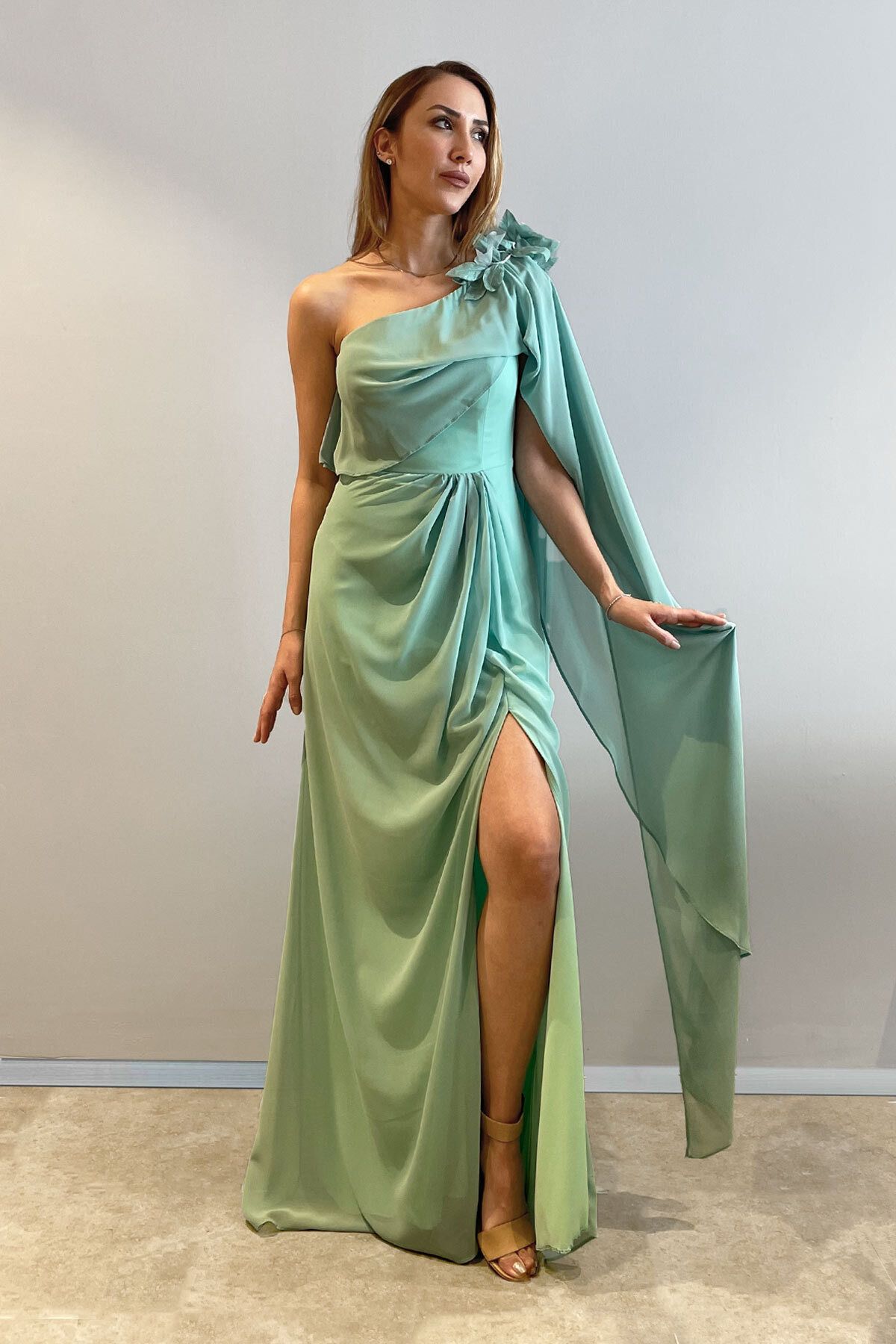 Open outlet shoulder gown