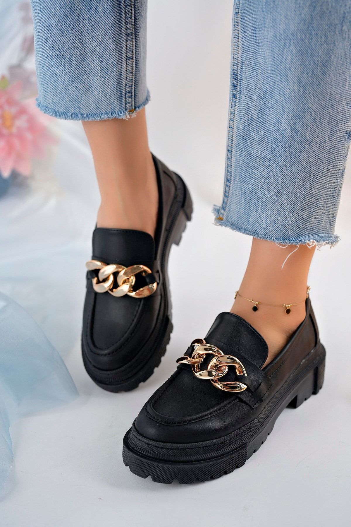 Loafers with chain top