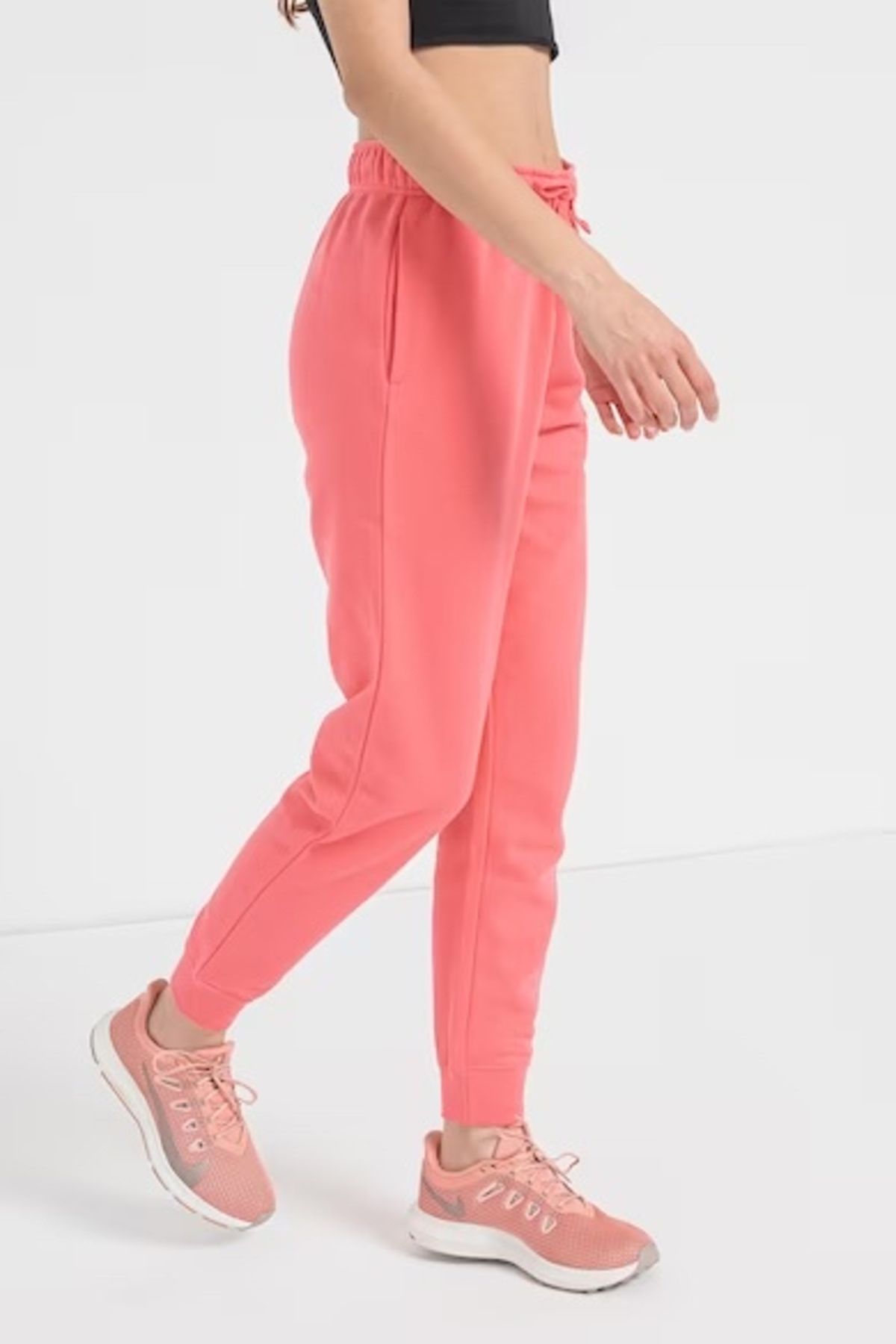 sport outfit  How to wear joggers, Sport outfits, Nike joggers women