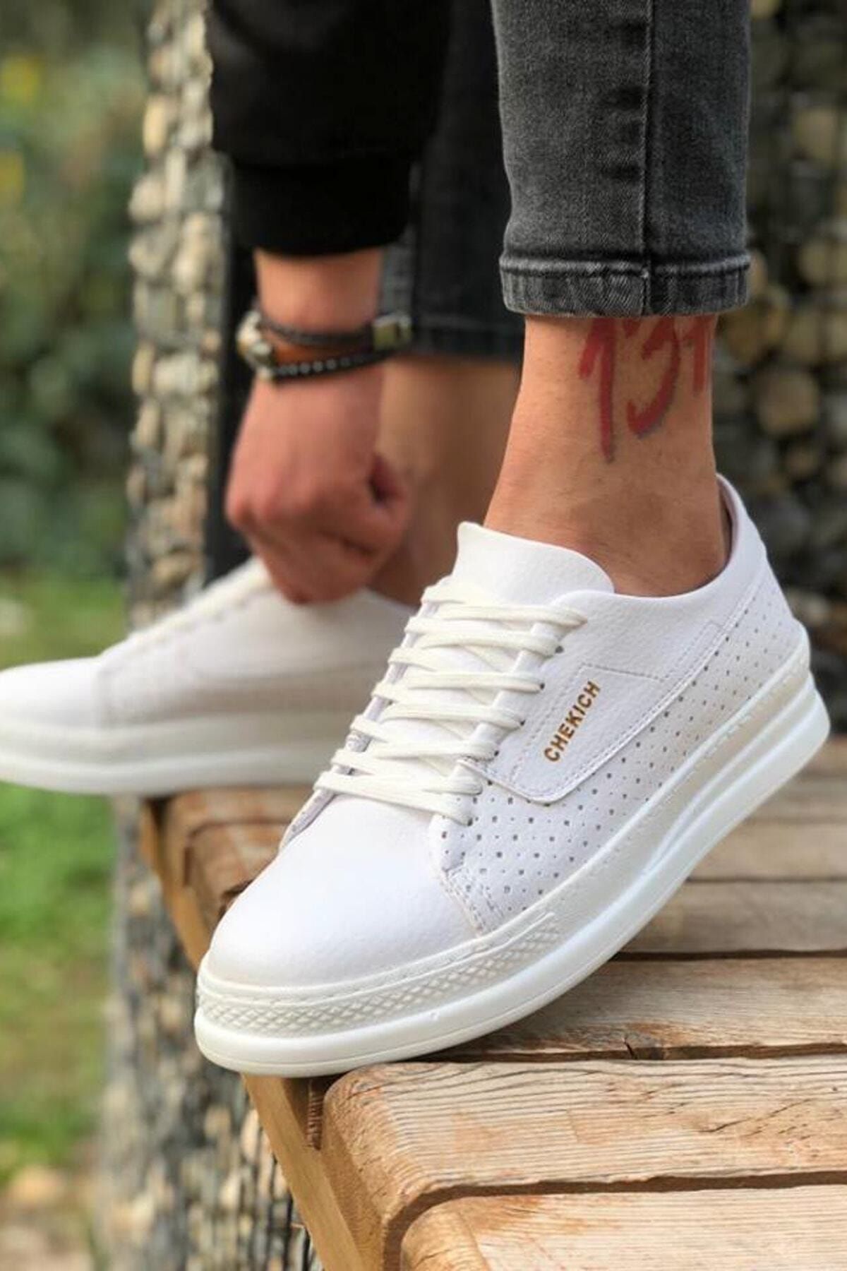 White sneakers trend men's 2025
