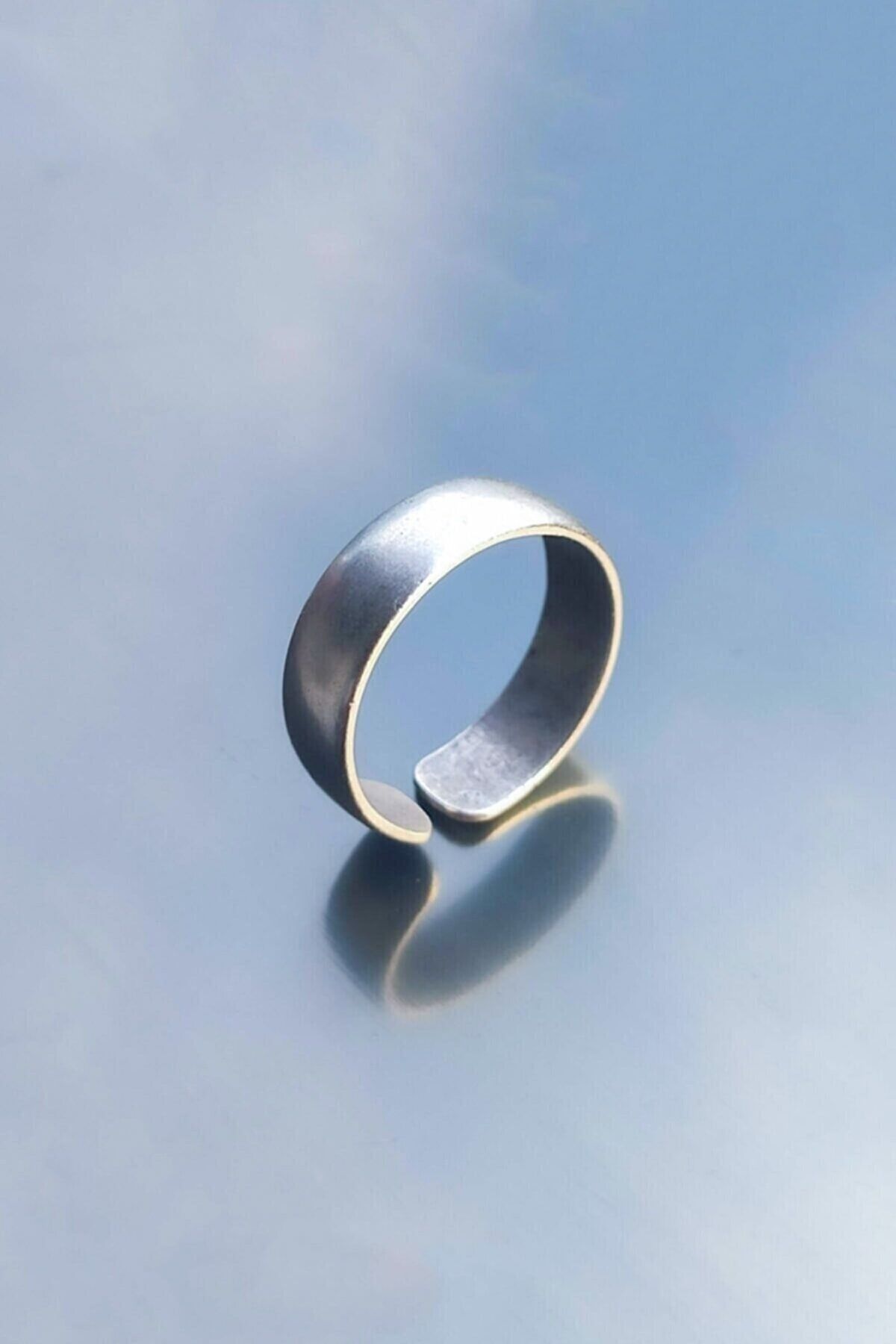 Dark silver outlet ring
