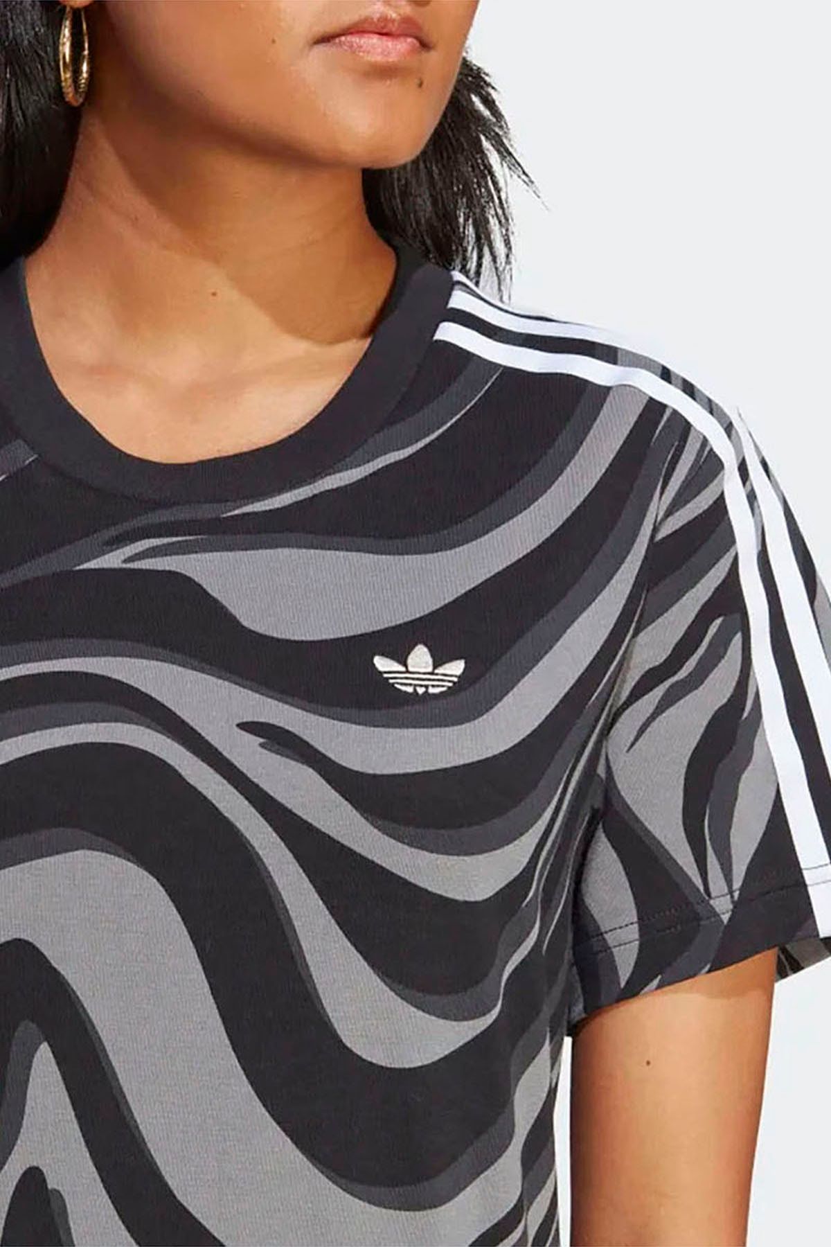 Adidas black t sales shirt
