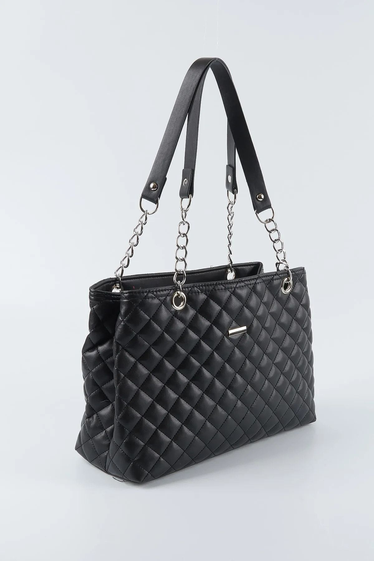 Black quilted purse hotsell with chain strap