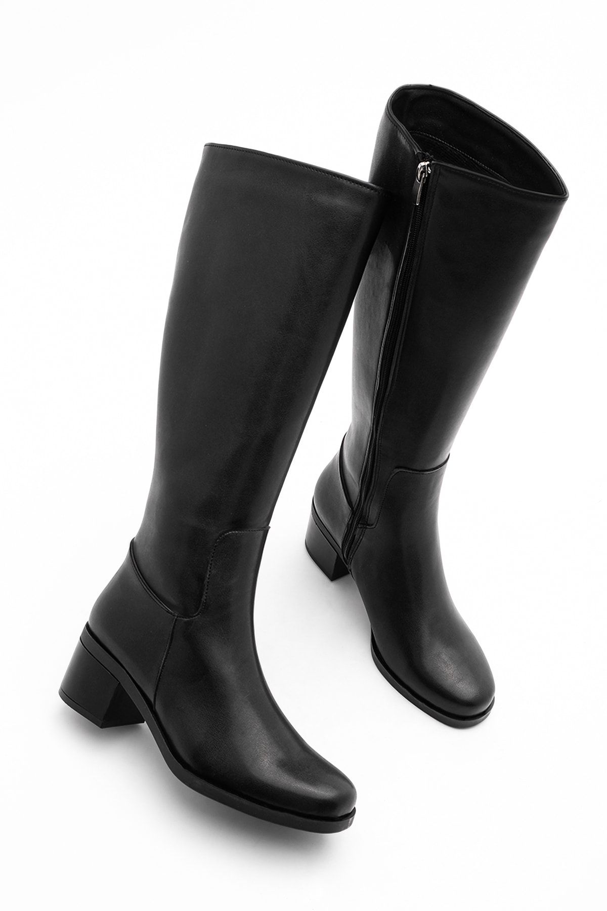 Black boots below deals the knee