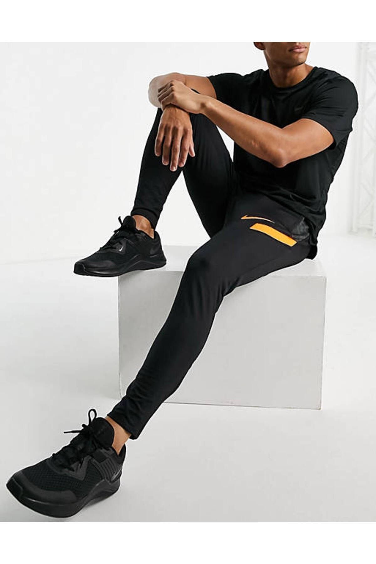 Nike standard fit sweatpants hot sale