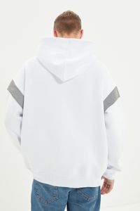 Trendyol Collection-Weißes, übergroßes/weit geschnittenes Kapuzen-Sweatshirt mit Reflektor und detailliertem Fleece innen TMNSS20SW0205 5