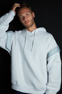 Trendyol Collection-Weißes, übergroßes/weit geschnittenes Kapuzen-Sweatshirt mit Reflektor und detailliertem Fleece innen TMNSS20SW0205 4