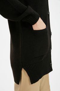 Trendyol Modest-Schwarzer langer Strickcardigan mit V-Ausschnitt, geknöpfter Tasche und Detail TCTAW22TH0005 4
