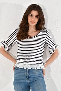 Kadın Beyaz Siyah Çizgili Dantelli V Yaka Tshirt