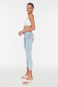 Trendyol Collection-Hellblaue Skinny Jeans mit superhoher Taille und detailliertem Bund TWOSS21JE0091 2