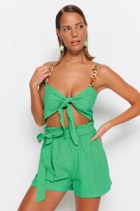 Trendyol Collection-Blusen-Shorts-Set aus 100 % Baumwolle mit gewebten Accessoires in tropischem Grün TBESS23AU00073 2