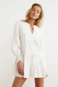 Trendyol Collection-Weißes, detailliertes Strandkleid mit Spitzenstreifen TBESS21EL1086 1