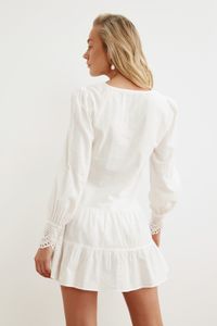 Trendyol Collection-Weißes, detailliertes Strandkleid mit Spitzenstreifen TBESS21EL1086 4