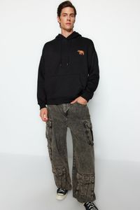 Trendyol Collection-Schwarzes, übergroßes/weites Kapuzen-Sweatshirt mit Tierstickerei auf der Innenseite aus Fleece-Baumwolle TMNAW24SW00097 3