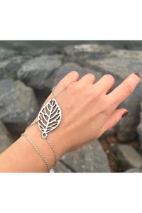 Related product image pop up store Bijou Hand Chains