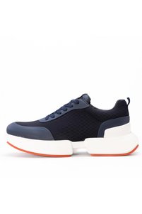 Related product image Gusse Sneakers
