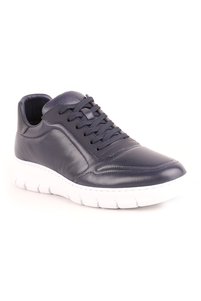 Related product image Libero Walking Shoes