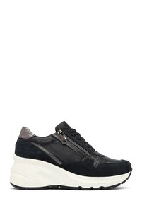 Related product image Derimod Sneakers