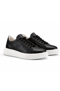 Related product image Pierre Cardin Sneakers
