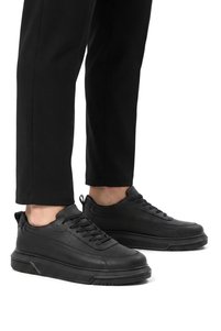 Related product image Zerenyus Sneakers