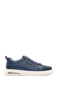 Related product image Derimod Sneakers