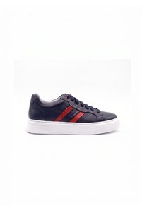 Related product image Tuna Sneakers