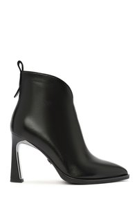 Related product image Derimod Boots
