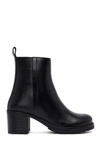 Related product image Derimod Boots