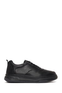 Related product image Derimod Sneakers