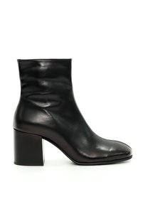Related product image Tuna Boots