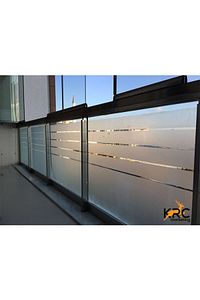 Balkon Camı Kaplama Folyosu 60cmx1mt Buzlu Cam Filmi Kendinden Yapışkanlı ürün fotoğrafı