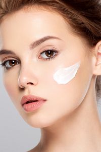 Cilt Beyazlatıcı Aydınlatıcı Glutatyonlu Leke Karşıtı Krem Kolajen, Niacinamide & Kojik Asitli 50 ml ürün fotoğrafı